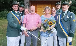 Bad Driburgs Schützenkönigin Sonja Mannot mit ihrem Mann und Kronprinzen Piet Mannot (Mitte). Es gratuliert der Hofstaat. - Schützengilde