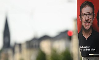 Wahlplakat des sächsischen SPD-Spitzenkandidaten zur Europawahl, Matthias Ecke an der Schandauer Straße im Dresdner Stadtteil Striesen. - Robert Michael/dpa