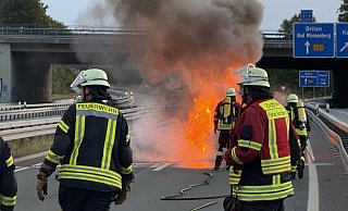 30 Feuerwehrleute sind auf der Autobahn im Einsatz, um das Feuer zu löschen. - Feuerwehr