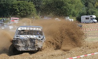 Kein Schlamm oder Matsch aber sichtbeeinträchtigte Erdfontänen: So kämpften sich zur Freude der Zuschauer die Fahrer über die Piste. - Wolfgang Tilly