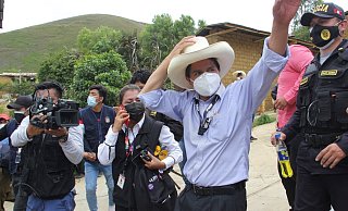 Pedro Castillo winkt seinen Anhängern zu, nachdem er seine Stimme bei den Parlamentswahlen abgegeben hat. - Foto: -/Andina News Agency/AP/dpa