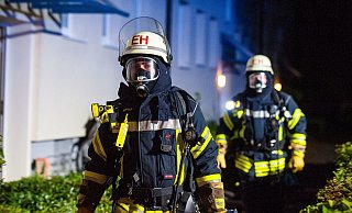 33 Retter der Feuerwehr eilten in der Nacht zu Samstag zur Elbeallee. - Christian Mathiesen