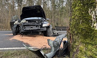 Ein Autofahrer aus Bielefeld ist mit seinem Wagen gegen einen Baum geprallt. - Paul Brinkmann