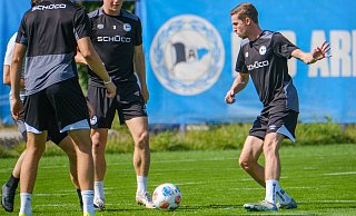 Arne Sicker (r.), Linksverteidiger und Linksfuß, spielte beim DSC im Training vor. - Andreas Zobe Arne Sicker (r.), Linksverteidiger und Linksfuß, spielte beim DSC im Training vor. - Andreas Zobe