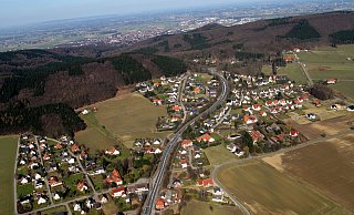 Die Bundesstraße 239 ist eine wichtige Nord-Süd-Magistrale und schlängelt sich auch durch Oberbauerschaft. - Joachim Mehnert