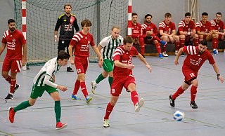 Die Schildescher (rote Trikots) drückten gegen Ubbedissen aufs Tempo und siegten im Spiel um den Gruppensieg 4:2. - Andreas Zobe