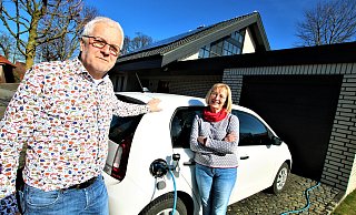 Regina und Heiner Brucksch mit ihrem E-Auto, das mit eigenem Solarstrom geladen wird. Das Delbrücker Paar setzt seit 20 Jahren auf Nachhaltigkeit. - Rajkumar Mukherjee