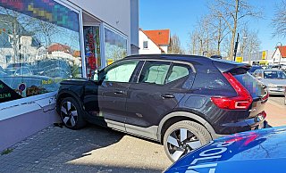 Gas und Bremse verwechselt: Daraufhin landete der Fahrschulwagen samt Fahrschüler und Fahrlehrer in der Fassade der Fahrschule. - Ralph Meyer