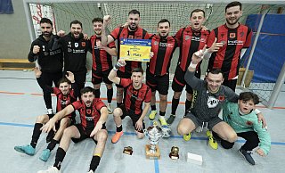 Das Team von KF Kosova feiert den Sieg beim Heeper Hallenfußballturnier. - Peter Unger