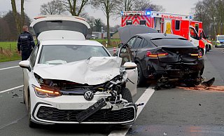 Die Autos werden bei dem Unfall auf der Rietberger Straße (B64) erheblich beschädigt. - Ralph Meyer