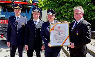 Die Urkunde der Stadt zum Neuhäuser Jubiläum. Darüber freuen sich (v. l.) Ludger Schmidt, Tobias Kohnert, Benjamin Follert und Michael Dreier. - Ralph Meyer