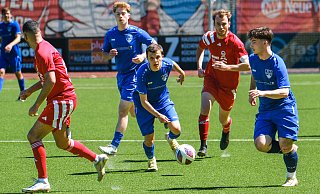 Die Schildescher Cem Acikelli (l.) und Leon Seelmeyer schauen dem Antritt des Jöllenbecker Torschützen zum 1:0, Nemanja Stajic, staunend zu. Der TuS gewann daheim gegen den VfL 2:1. - Andreas Zobe Die Schildescher Cem Acikelli (l.) und Leon Seelmeyer schauen dem Antritt des Jöllenbecker Torschützen zum 1:0, Nemanja Stajic, staunend zu. Der TuS gewann daheim gegen den VfL 2:1. - Andreas Zobe