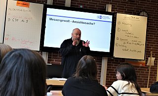 Messerprävention zwischen Hausaufgaben und Text-Abläufen: Die Schüler des Hans-Ehrenberg-Gymnasiums in Bielefeld-Senne lauschen Kriminalhauptkommissar Kai Rosin. - Lukas Brekenkamp
