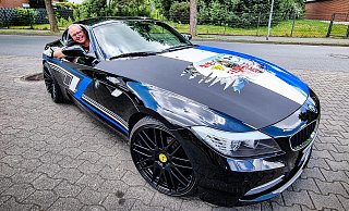 Auffälliger Arminia-Flitzer: Passend zum Einzug von Arminia Bielefeld ins DFB-Pokalfinale hat der Herforder Ralf Dieckmann seinem BMW Z4 eine "Sonderlackierung" verpassen lassen. - Moritz Trinsch