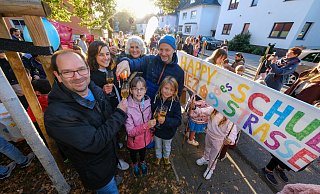 Sebastian Teiting (v. l.), Marina Osterloff, Schulleiterin Ulrike Stukemeier und Tobias Hagenbäumer vom Elternverein "Denkfabrik Megaschön" stoßen zusammen mit Hanna und Tias (beide 9) auf die neue Schulstraße an der Sudbrackschule an. "Happy-Kiez" ist ihre Mission. - Andreas Zobe