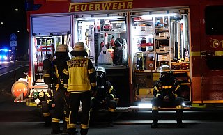 Einsatzkräfte der Feuerwehr Bielefeld sichern die Baustelle nach einem Gasaustritt ab. - Paul Brinkmann