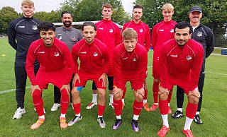 Theesens Staff mit Zugängen: Videoanalyst Laurens Flocke (hintere Reihe v. l.), Trainer Engin Acar, Luis Weber, Jannik Tödtmann, Eric Jesper Darlath und Co-Trainer Timo Niermann. Vorne Taha Ajdar Moulla, Timur Rieger, Niklas Richter sowie Rodi Lales Kirici. - Bentrup Theesens Staff mit Zugängen: Videoanalyst Laurens Flocke (hintere Reihe v. l.), Trainer Engin Acar, Luis Weber, Jannik Tödtmann, Eric Jesper Darlath und Co-Trainer Timo Niermann. Vorne Taha Ajdar Moulla, Timur Rieger, Niklas Richter sowie Rodi Lales Kirici. - Bentrup