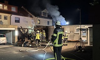 Rund 70 Feuerwehrleute sind bei dem Brand in Bielefeld im Einsatz. - Paul Brinkmann