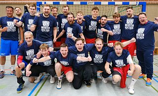 Die Meister der OWL-Liga-Staffel 2 mit Trainer Marco Mellmann (r.). - Andreas Zobe