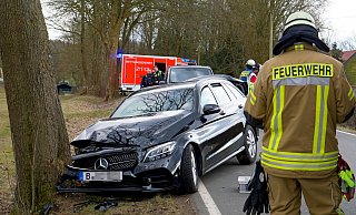 Aus ungeklärter Ursache kam der 48-jährige Fahrer dieses Mercedes C-200 Kombi auf der Neuenheerser Straße in Höhe Schwaney von der Fahrbahn ab. - Ralph Meyer