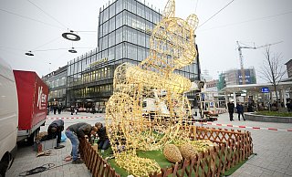 Die leuchtende Tierskulptur steht an der Stelle aufgebaut, an der im vergangenen Jahr der Weihnachtsbaum stand. - Peter Unger