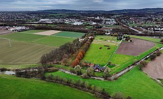 In diesem kurvigen Deichabschnitt am Borrenkamp soll das Topocare-Verfahren eingesetzt werden. Hier kämpfte die Feuerwehr schon beim Hochwasser 2010 um den Hof in der Else-Kurve. Weiter hinten die Trinkwassergewinnungsanlage der EWB. Die zweite Stelle befindet sich am Darmühlenbach nahe der Osnabrücker Straße. - Gerald Dunkel