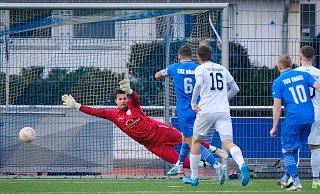 Brakes Norick Epke (Nr. 6) erzielt hier das 1:0 für seinen TuS. Jöllenbecks Keeper Moritz Vogt streckt sich vergeblich. - Andreas Zobe