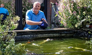Entspannte Freizeitbeschäftigung: Marco Asbrock (57, Freie Wähler) hat in seinem Naturgarten auch einen kleinen Teich, in dem er Kois hält. - Moritz Trinsch