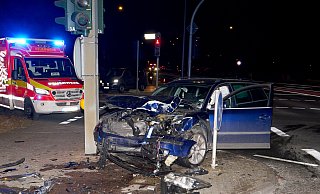 Beim Zusammenstoß von drei Personenwagen auf der Bahnhofstraße in Höhe der Einmündung Heinz-Nixdorf-Ring wurden am Donnerstagabend insgesamt fünf Menschen verletzt. - Ralph Meyer