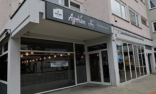 Über dem Eingang gibt’s den neuen Restaurant-Namen: „Agohan“. Ein kleines Banner weist auf die Eröffnung hin. - Simone Flörke