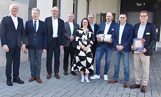 Christoph Robrecht, Direktor Unternehmenskultur des Brüderkrankenhauses (3.v.l.) freut sich zusammen mit Hans-Bernd Janzen (stellv. Landrat), Dieter Honervogt (stellv. Bürgermeister), Thoraxchirurg Guido Scholz, Projektmanagerin Daliah Munko, Siegfried Rörig, Carsten Nulle, Markus Jordan und Stefan Hiegemann (stellv. Leiter der AEMP) über die Einweihung der Aufbereitungseinheit für Medizinprodukte. - Christiane Bernert Christoph Robrecht, Direktor Unternehmenskultur des Brüderkrankenhauses (3.v.l.) freut sich zusammen mit Hans-Bernd Janzen (stellv. Landrat), Dieter Honervogt (stellv. Bürgermeister), Thoraxchirurg Guido Scholz, Projektmanagerin Daliah Munko, Siegfried Rörig, Carsten Nulle, Markus Jordan und Stefan Hiegemann (stellv. Leiter der AEMP) über die Einweihung der Aufbereitungseinheit für Medizinprodukte. - Christiane Bernert