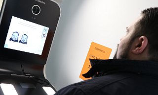 Ein Mann macht am Automaten im Einwohner- und Standesamt Passfotos. | Symbolbild - Holger Kosbab