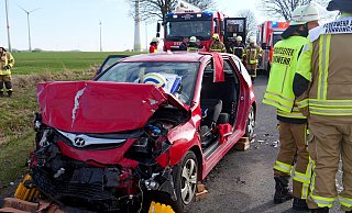 Bei einem Auffahrunfall auf der Bundesstraße 64 bei Altenbeken wurde am Donnerstagmorgen eine Autofahrerin aus dem Kreis Höxter schwer verletzt. - Ralph Meyer