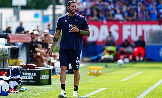 Arminia-Trainer Mitch Kniat coachte seine Mannschaft im Holstein-Stadion gewohnt aktiv. - IMAGO/Eibner
