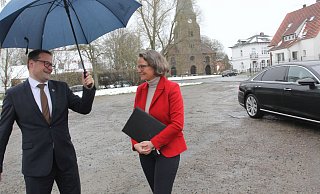 Eigentlich schätzt Bürgermeister Lars Bökenkröger Ministerin Ina Scharrenbach (CDU), der den Gast aus Düsseldorf 2022 mit Schirm und Charme auf dem Rehmer Kirchplatz begrüßte. Finanziell aber sieht der Bürgermeister die Stadt vom Land durchaus im Regen stehengelassen. - Ulf Hanke