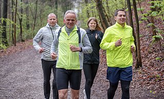 Rainer Giersch (vorne links) mit Dennis Wolter (v. l.), Stefanie Neudecker und Sohn David Giersch, die ihn als sein „Team 40“ beim Jubiläumslauf begleiten. - Felix Brenneke