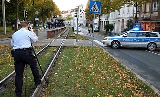 Die Bielefelder Polizei nimmt Spuren nach dem Vorfall an der Haltestelle Landgericht auf. - Symbolfoto: Jens Reichenbach