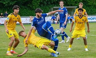 Arminias Tanay Cosar (Mitte) kam nach der Pause und leistete seinen Beitrag zum 6:1-Erfolg. - Andreas Zobe Arminias Tanay Cosar (Mitte) kam nach der Pause und leistete seinen Beitrag zum 6:1-Erfolg. - Andreas Zobe