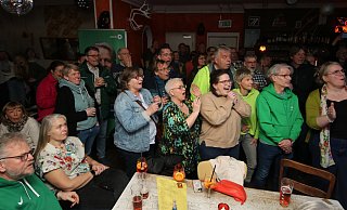 Die erste Hochrechnung der Bundestagswahl wird bei der Wahlparty von Bündnis 90/Die Grünen mit Spannung im Sputnik verfolgt. - Mareike Gröneweg Die erste Hochrechnung der Bundestagswahl wird bei der Wahlparty von Bündnis 90/Die Grünen mit Spannung im Sputnik verfolgt. - Mareike Gröneweg