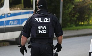 Bei einer Durchsuchung Anfang 2023 stellte die Polizei viele Waffen bei Rechtsextremen aus Lippe sicher. - Symbolbild: Lukas Brekenkamp