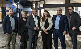 Über den Start des neu gebildeten Teams für das Citymanagement freuen sich (v.l.) Felix Leifeld (Stadtplanungsamt), Technische Beigeordnete Claudia Warnecke, Bürgermeister Michael Dreier, die neue Citymanagerin Lena Schräder, WFG-Geschäftsführer Marco Trienes, und Jens Reinhardt (Amtsleitung Stadtmarketing). - WFG/Tobias Vorwerk