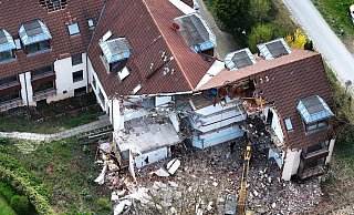 Von Tag zu Tag verschafft der Abrissbagger mehr Einblick in das alte Seniorenheim. An dieser Stelle will Eigentümer Horst Finkemeier eine Blumenwiese einsäen lassen – zunächst jedenfalls. - Gerald Dunkel