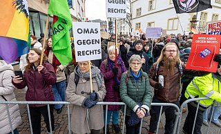 Hunderte Menschen haben am Samstagvormittag, 8. Februar, gegen eine AfD-Wahlkampfveranstaltung in der Paderborner City demonstriert. - Niklas Tüns