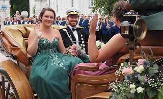 Mit einem strahlenden Lächeln zogen Königin Patricia Schäfers und König Sven Hülsmann mit der Kutsche in den Schlosshof ein. - Josef Köhne