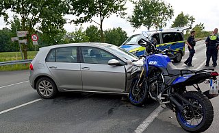 Durch den Zusammenstoß blieb das Motorrad im Radkasten des VW Golf stecken. - Ralph Meyer