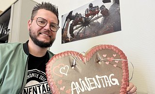 Mit Herz für den Annentag: Marktmeister Benedikt Gönnewicht hat in seinem Büro ein Foto des Fahrgeschäfts "Transformer" aufgehängt. - Ralf T. Mischer