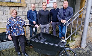 Kerstin Hübner (Fahrerlaubnis und Zulassungsbehörde), Amtsleiter Maik Maschmeier, Björn Palma (Sicherheit, Ordnung, Gewerbe), Phillip Albrecht (Verkehrsordnungswidrigkeiten) und der stellvertretende Amtsleiter Volker Voß mit einem als Fundsache abgegebenen Lastenrad. - Andreas Zobe Kerstin Hübner (Fahrerlaubnis und Zulassungsbehörde), Amtsleiter Maik Maschmeier, Björn Palma (Sicherheit, Ordnung, Gewerbe), Phillip Albrecht (Verkehrsordnungswidrigkeiten) und der stellvertretende Amtsleiter Volker Voß mit einem als Fundsache abgegebenen Lastenrad. - Andreas Zobe