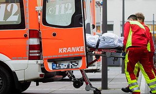 Ein Patient wird in einen Krankenwagen geschoben. Der Streit um die Kostenübernahme für „Fehlfahrten“ könnte bald Bürger belasten. - picture alliance/dpa