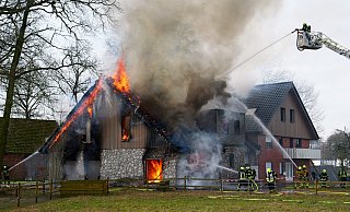 Ein Großbrand zerstört große Teile des ehemaligen Hofes Marxcord an der Staumühler Straße in Hövelhof. - Ralph Meyer