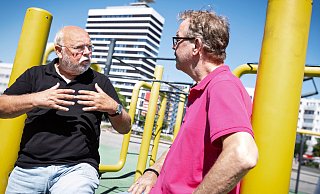 Ex-Unternehmer Peter Albrecht (l.) debattiert im Sommergespräch mit NW-Redakteuer Stefan Brams auch über die Sicherheit in Bielefeld. - Barbara Franke